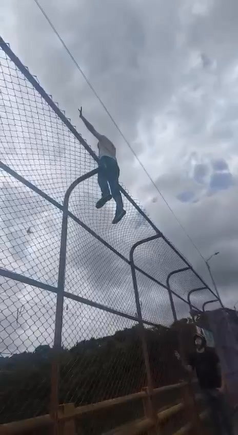 #saludmentalyemocional Sucedió hace pocos minutos en el puente Galán de #Villavicencio. Video