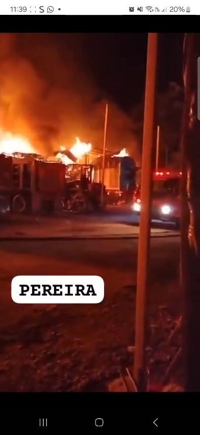 #pereiraenvivo Voraz incendio deja más de una docena de volquetas calcinadas en