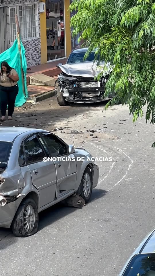 Aparatoso accidente en el barrio Mancera deja 2 carros dañados, presuntamente el