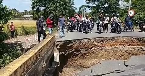 Nos informan que el puente se quebró. El puente de la vía