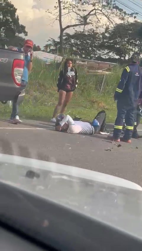 Se solicita ambulancia urgente en la entrada a pozo azul via principal